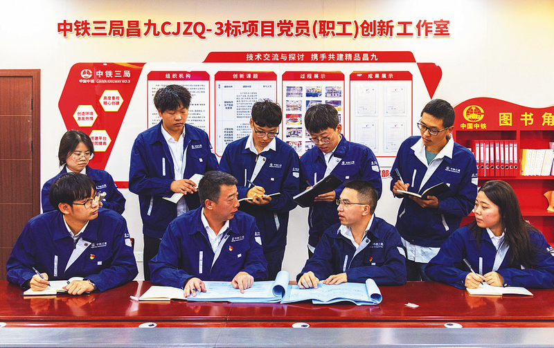 中鐵三局線橋公司昌九高鐵永修軌枕場開展“黨建引領(lǐng) 技術(shù)攻關(guān)”主題活動