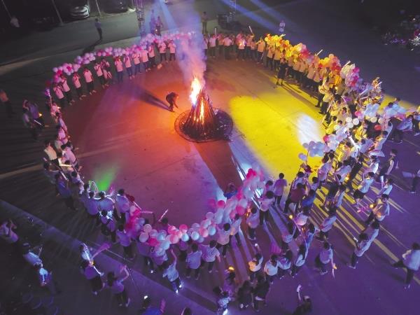7月5日至14日，中鐵十局一公司舉辦2023年新員工入職培訓(xùn)，幫助來自全國19個(gè)省份的200余名高校畢業(yè)生快速轉(zhuǎn)換角色，適應(yīng)公司工作生活，翻開了他們初入職場的第一課。邵帥 鄭林存 攝影報(bào)道_副本