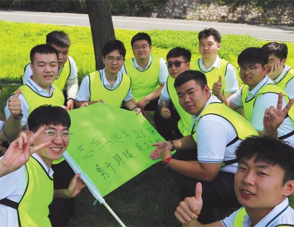 7月12日，中鐵九局四公司組織2023屆新員工在沈陽棋盤山開展團(tuán)建活動。多樣的活動形式，讓新員工體會團(tuán)隊(duì)共同拼搏的樂趣，盡快融入集體。吳可越 趙海峰_副本